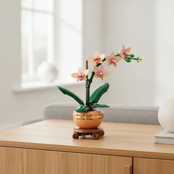 Orquídea LEGO montada, com flores cor de pêssego e vaso cor de terracota, num aparador de madeira (ilustração)
